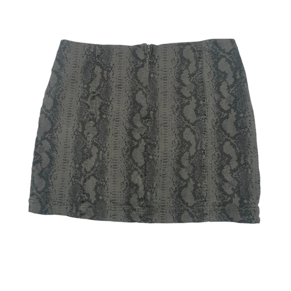 Tinseltown Green Snake Print Mini Skirt Size 13 Women’s - Picture 3 of 5